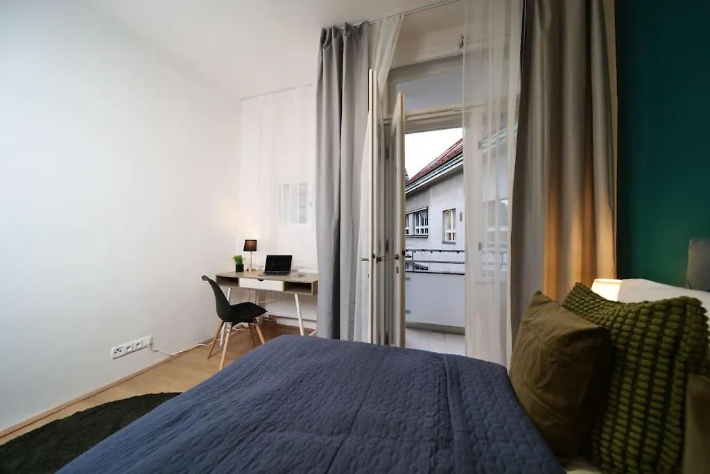 Stylish 3Bd Riverfront Apartment Prague