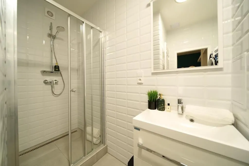 Stylish 3Bd Riverfront Apartment Prague