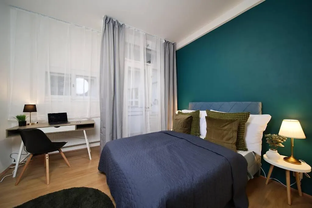 Stylish 3Bd Riverfront Apartment Prague