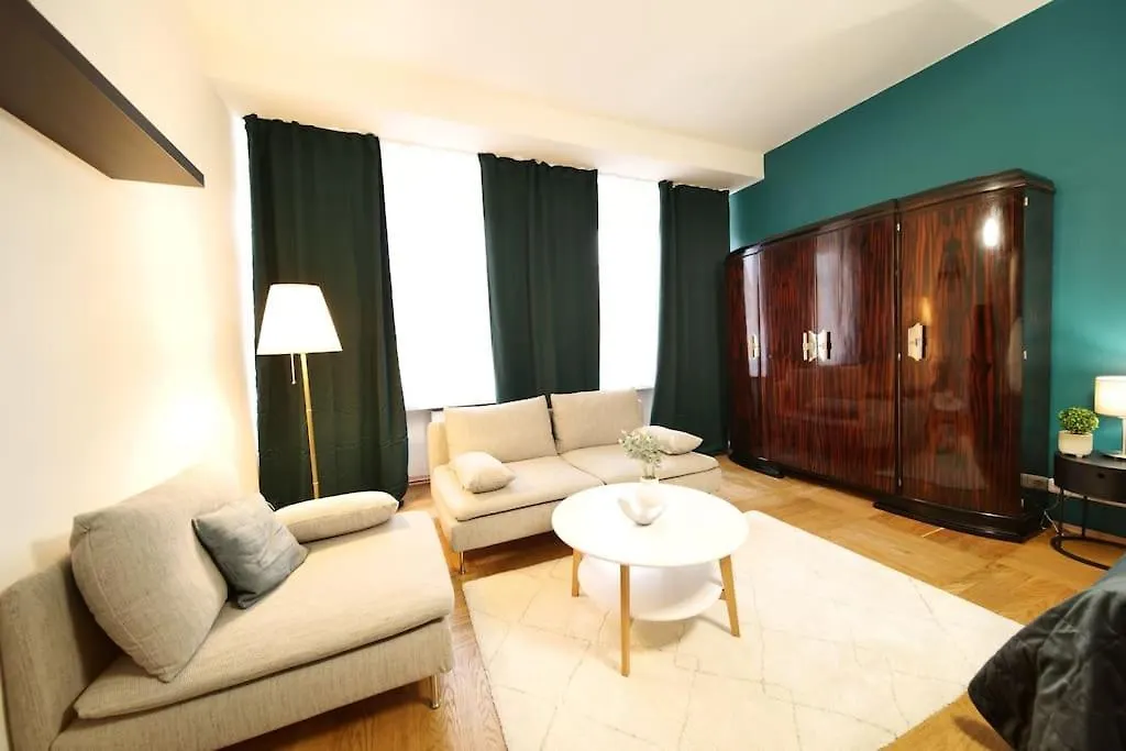 Stylish 3Bd Riverfront Apartment Prague 0*,